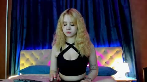 Snapshot of mila_kinor chatting on February 27, 5:02 am mila_kinor online show from February 27, 5:02 am