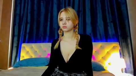 Snapshot of mila_kinor chatting on February 24, 4:58 am mila_kinor online show from February 24, 4:58 am
