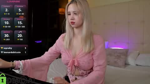 Snapshot of mila_kinor chatting on October 17, 2:04 am mila_kinor online show from October 17, 2:04 am