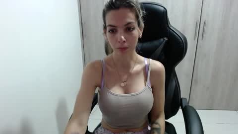 Snapshot of milacoxx8819 chatting on February 16, 3:37 am milacoxx8819 online show from February 16, 3:37 am