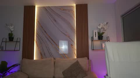 milacrave online show from December 16, 11:38 am