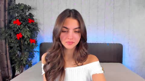 Snapshot of milana_crystal_ chatting on December 15, 8:08 am Milana online show from December 15, 8:08 am