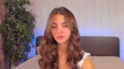Snapshot of milana_crystal_ chatting on December 10, 8:19 am Milana online show from December 10, 8:19 am