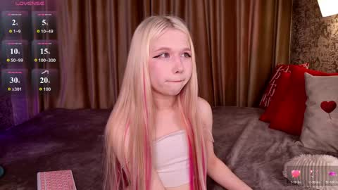 Mia online show from April 4, 3:44 pm