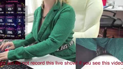 Snapshot of milf_viktoria chatting on January 27, 11:54 am Viktoria online show from January 27, 11:54 am