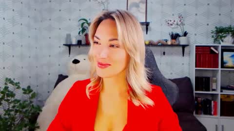 Snapshot of millaxqueen chatting on October 17, 8:06 am MillaXQueen online show from October 17, 8:06 am