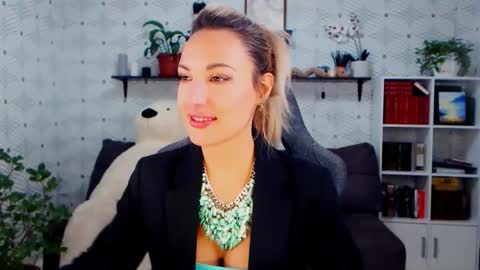 Snapshot of millaxqueen chatting on October 25, 5:09 pm MillaXQueen online show from October 25, 5:09 pm