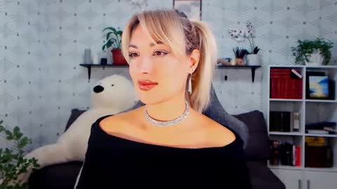 Snapshot of millaxqueen chatting on October 11, 12:30 pm MillaXQueen online show from October 11, 12:30 pm