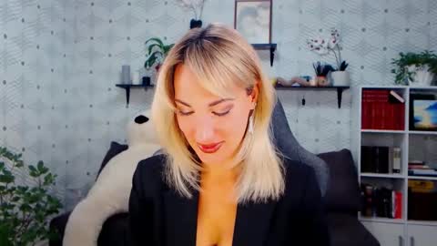 Snapshot of millaxqueen chatting on September 27, 1:51 pm MillaXQueen online show from September 27, 1:51 pm