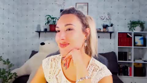 Snapshot of millaxqueen chatting on October 15, 3:58 pm MillaXQueen online show from October 15, 3:58 pm