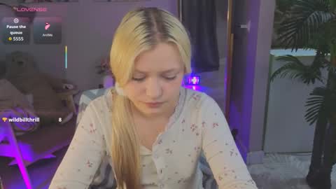 Snapshot of millie_vanillie chatting on October 10, 9:09 pm Millie online show from October 10, 9:09 pm