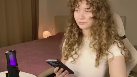 milounee online show from February 9, 5:43 am