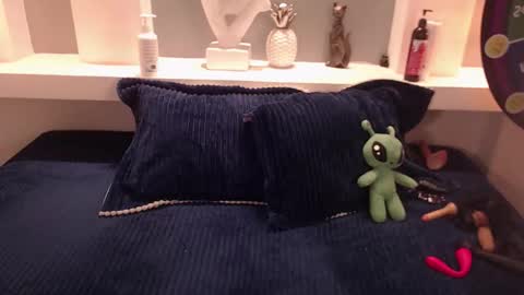 Milu Wallace  online show from October 25, 1:13 am