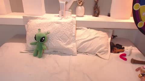 Snapshot of milu_w4llace chatting on October 11, 12:26 am Milu Wallace online show from October 11, 12:26 am