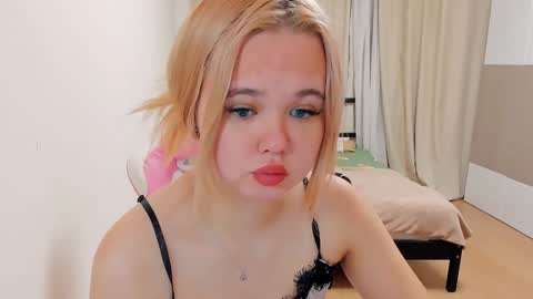 Snapshot of miss__selena chatting on December 25, 4:43 pm miss__selena online show from December 25, 4:43 pm