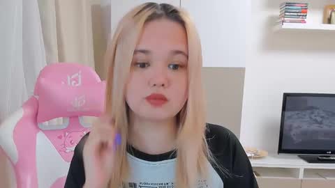Snapshot of miss__selena chatting on February 18, 5:22 pm miss__selena online show from February 18, 5:22 pm