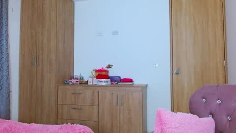 Snapshot of miss_issaa chatting on December 20, 9:21 am Isabella online show from December 20, 9:21 am