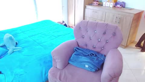 Snapshot of miss_issaa chatting on December 11, 7:25 pm Isabella online show from December 11, 7:25 pm