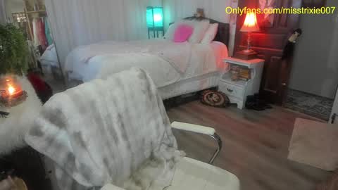 Snapshot of miss_trixie chatting on January 10, 8:04 pm Trixie007 online show from January 10, 8:04 pm