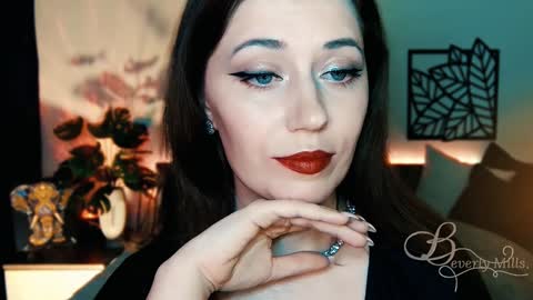 The divine Beverly online show from February 5, 5:10 pm