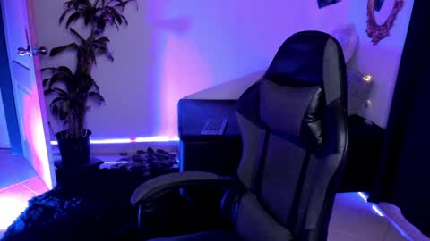 Snapshot of misscharlottte_18 chatting on January 13, 4:39 am Missy Charlottte. Hey remember to give me a thumbs up ty online show from January 13, 4:39 am