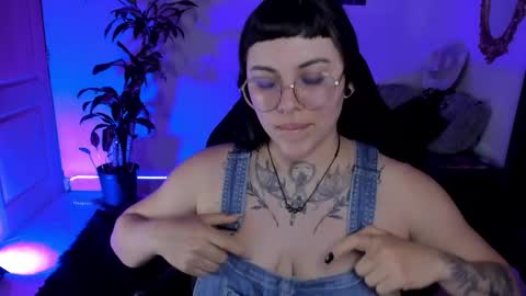Snapshot of misscharlottte_18 chatting on January 17, 4:17 am Missy Charlottte. Hey remember to give me a thumbs up ty online show from January 17, 4:17 am
