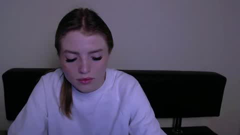 Snapshot of missoliviaa_ chatting on March 5, 9:05 am Olivia online show from March 5, 9:05 am