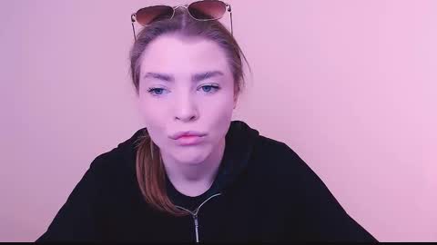 Snapshot of missoliviaa_ chatting on February 10, 8:20 am Olivia online show from February 10, 8:20 am