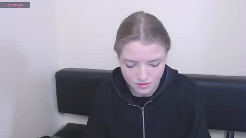 Snapshot of missoliviaa_ chatting on December 9, 11:36 am Olivia online show from December 9, 11:36 am