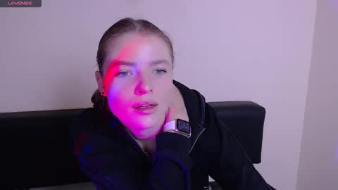 Snapshot of missoliviaa_ chatting on October 27, 1:06 pm Olivia online show from October 27, 1:06 pm