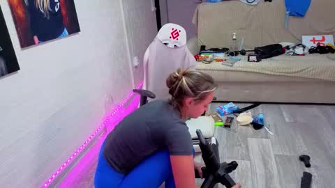 . online show from December 5, 3:24 pm