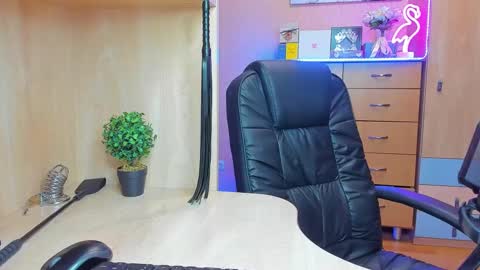Snapshot of mistress_kristi chatting on February 25, 6:23 pm Mistress Kristi online show from February 25, 6:23 pm