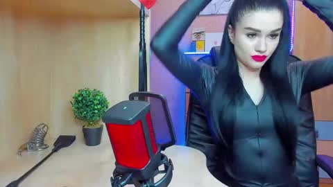 Snapshot of mistress_kristi chatting on February 3, 6:39 pm Mistress Kristi online show from February 3, 6:39 pm