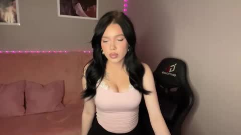 Snapshot of mistress_of_hearts chatting on September 22, 7:12 pm Mia online show from September 22, 7:12 pm