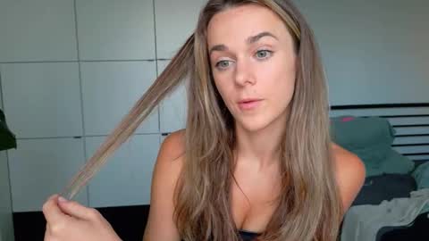 mmminnie online show from September 21, 4:05 pm