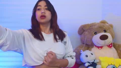 Snapshot of moll1e_ chatting on December 28, 1:29 am M o L l i E online show from December 28, 1:29 am
