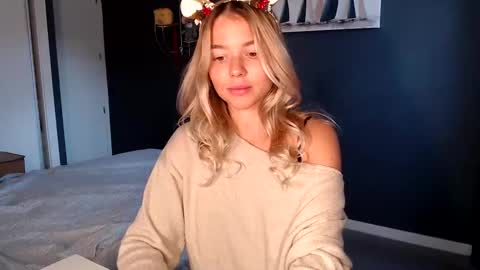 Molly online show from December 28, 12:35 pm