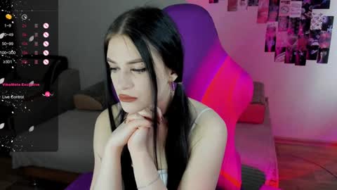 Snapshot of molly_crystall chatting on December 14, 3:50 am Molly - online show from December 14, 3:50 am