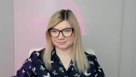 Snapshot of molly_moree chatting on October 4, 11:49 am Molly online show from October 4, 11:49 am