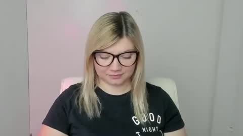 Snapshot of molly_moree chatting on October 3, 11:48 am Molly online show from October 3, 11:48 am