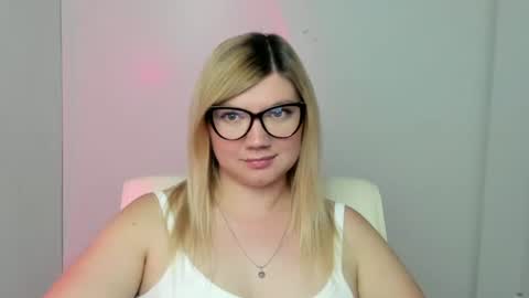 Snapshot of molly_moree chatting on September 18, 11:53 am Molly online show from September 18, 11:53 am