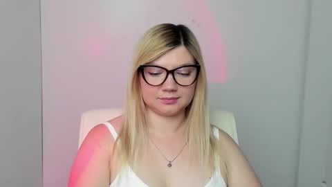 Snapshot of molly_moree chatting on September 14, 11:41 am Molly online show from September 14, 11:41 am