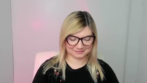 Snapshot of molly_moree chatting on September 22, 12:03 pm Molly online show from September 22, 12:03 pm
