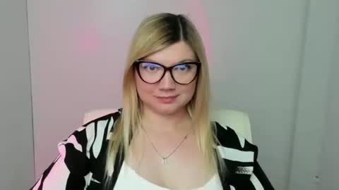Snapshot of molly_moree chatting on September 21, 11:31 am Molly online show from September 21, 11:31 am