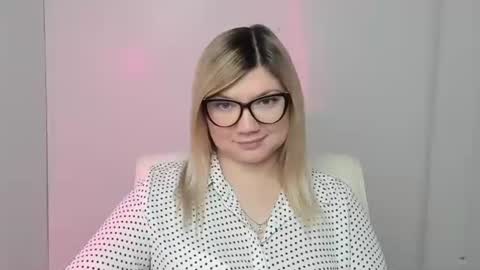 Snapshot of molly_moree chatting on October 19, 12:18 pm Molly online show from October 19, 12:18 pm