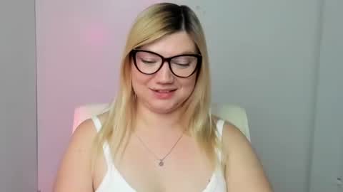 Snapshot of molly_moree chatting on September 19, 12:04 pm Molly online show from September 19, 12:04 pm
