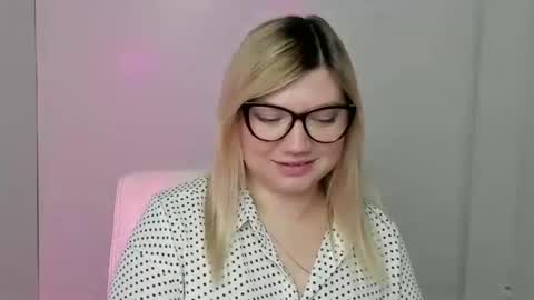 Snapshot of molly_moree chatting on October 13, 12:19 pm Molly online show from October 13, 12:19 pm