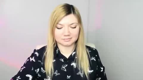 Snapshot of molly_moree chatting on January 17, 12:21 pm Molly online show from January 17, 12:21 pm