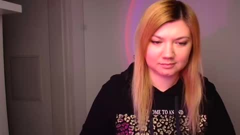 Snapshot of molly_moree chatting on January 8, 12:15 pm Molly online show from January 8, 12:15 pm