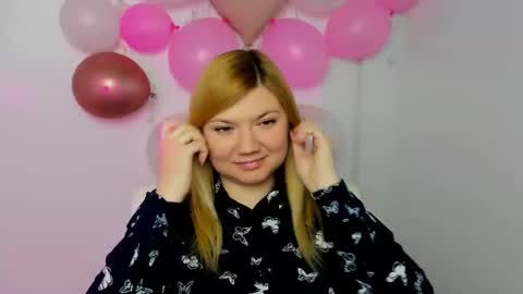 Snapshot of molly_moree chatting on February 25, 1:00 pm Molly online show from February 25, 1:00 pm